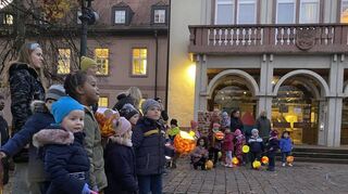 Die Kinder des Kindergartens St. Josef in Buchen zogen von ihrem Kindergarten bis zum Rathaus. Dort führten sie ein Martinsstück auf.