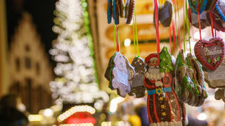 An einer Verkaufsbude hängt ein Weihnachtsmann aus Lebkuchen. (dpa-Bildfunk)