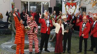 Die Laudaer „Strumpfkappen“ haben die fünfte Jahreszeit mit der Fasnachtseröffnung eingeläutet: Mit einem dreifachen „Strumpfkapp Ahoi“ wurde das neue Prinzenpaar Karin II. und Olaf I. inthronisiert und das bisherige Prinzenpaar Conny und Torsten Eckert (links) von Präsident Stefan Schulz (Dritter von links) verabschiedet.
