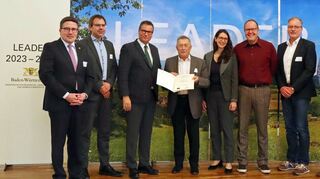 Urkundenübergabe für die Leader-Aktionsgruppe Hohenlohe-Tauber (von links): Landrat Christoph Schauder, Dezernent Dr. Thomas Winter (Hohenlohekreis), Minister Peter Hauk, Vorsitzender Hermann Limbacher, Amtsleiterin Caroline Bogenschütz (Hohenlohekreis), Geschäftsführer Thomas Schultes, stellvertretender Vereinsvorsitzender Rüdiger Zibold, David Schneider (Schwäbisch Hall).