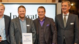 Ehrenpreisträger Oliver Kahn und TV-Löwe Ralf Dümmel gratulieren Stefan Rippler zur Auszeichnung.