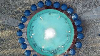 Ein blauer Kreis ist das weltweite Symbol für Diabetesbewusstsein und das Logo des Weltdiabetestags. Für das Foto platzierten sich Menschen mit blauen Schirmen rund um das Brunnenbecken der großen Fontäne im Kurpark und stellten auf diese Weise das „Diabetes-Logo“ dar.
