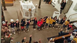 In der evangelischen Kirche Edelfingen stimmten sich die Teilnehmer auf den Martinsumzug ein.