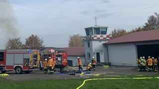 Fahrzeuge der Freiwilligen Feuerwehr Boxberg und Einsatzkräfte während der Katastrophenschutzübung auf dem Flugplatz in Unterschüpf: Es wurde der Absturz eines Kleinflugzeugs simuliert.