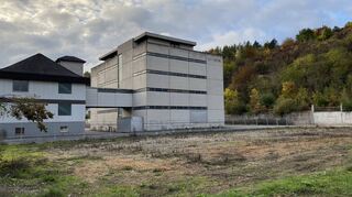 Noch liegt die Gewerbebrache des ehemaligen Möbelhauses Seubert in Grünsfeld im Dornröschenschlaf. Zwei Investoren wollen das fünfstöckige Ausstellungsgebäude zu Wohnraum umnutzen, während zumindest bei einem Konzept der linke Bau weichen muss.