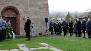 Auf dem Friedhof in Eichel fand die zentrale Gedenkfeier anlässlich des Volkstrauertages statt. Wertheims Oberbürgermeister Markus herrera Torrez, Pfarrer Uwe Sulger Thomas Kraft als Vertreter des Volksbunds Deutsche Kriegsgräberfürsorge und Jugendliche gedachten in ihren Beiträgen der Opfer vergangener und aktueller Kriege.