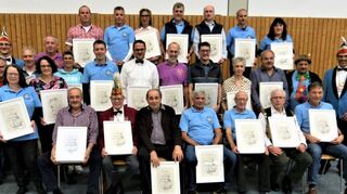 Die geehrten Mitglieder der Assamstadter Schlackohren, darunter auch Schlackohren-Urgestein Josef Deißler (sitzend, links). Ihm wurde die Ehrenmitgliedschaft verliehen.