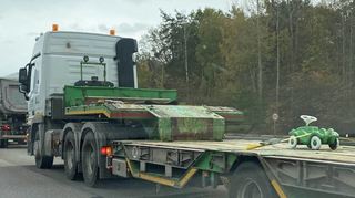 Ein Lkw, unterwegs auf der A 3, befördert ein grünes Bobbycar. Was steckt hinter dem Phänomen?