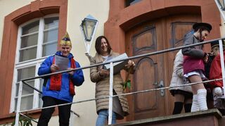 Rathaus-Chefin Heidrun Beck musste Rathausschlüssel und Stadtkasse an das Narrenvolk übergeben.