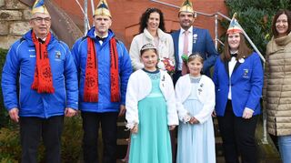 Die Regenten der Boxberger Fastnacht 2022/2023, Narrhalla -Prinzenpaar Prinzessin Vanessa I. und Prinz Patrick II. (Sohns) aus Epplingen sowie das Kinderprinzessinnenpaar Fenja I. und Lara I. (Hofmann) aus Schwabhausen zusammen mit (von links) Narrhalla-Präsidenten Gerd Schlesinger,und Ralf Dittmann sowie Jugend-Sitzungspräsidentin Sahra Chrzan und Bürgermeisterin Heidrun Beck.