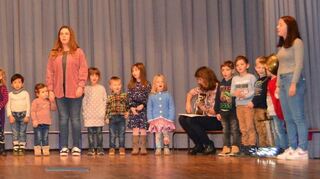 Zur Unterhaltung trugen beim Pfarrfest in Külsheim auch die Mädchen und Jungen des Kindergartens St. Elisabeth mit ihren Betreuerinnen bei.
