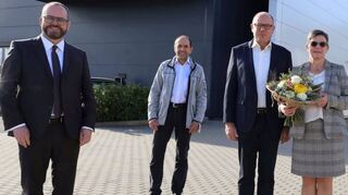 Dienstjubiläum (von links): Der Geschäftsführende Gesellschafter von Lauda, Dr. Gunther Wobser, der Betriebsratsvorsitzende Elmar Mohr, Jubilar Klaus Markl mit seiner Frau Birgit, Torsten Prüfer und Bürgermeisterstellvertreter Hubert Segeritz.