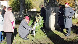 Standortkommandant Oberst Lars Persikowski und Niederstettens Amtsverweser Simon Michler legten Kränze am Denkmal für die Gefallenen nieder.