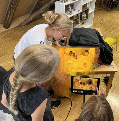 Im Rahmen des Ferienprogramms hatten 18 Kinder die Gelegenheit, unterschiedliche Filme mithilfe der Tablets aus den Fördermitteln zu drehen.
