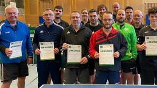 Marco Henninger (grüne Trainingsjacke) gewann zum wiederholten Mal die Konkurrenzen in der Herrenklassen S, der so genannten Königsdisziplin. Unser Bild zeigt ihn zusammen mit den weiteren Platzierten in dieser Klasse sowie den Siegern der Herrenklasse B im Einzel und im Doppel sowie im Mixed.