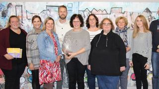 Die aktuellen und ehemaligen Vorstandsmitglieder mit Nicole Blumenschein (Zweite von rechts) und Ulrike Merkert (Sechste von rechts).