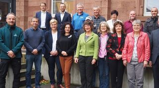 Bei einer Feierstunde im Hauptsitz des Landratsamtes in Mosbach ehrte oder verabschiedete Landrat Brötel (rechts) verdiente Mitarbeiter.