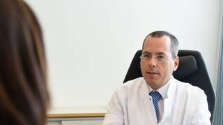 Privatdozent Dr. Mathias Buttmann referiert über MS.
