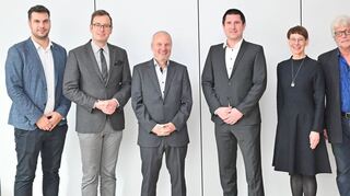 Personalamtsleiter Manuel Münkel und Erster Landesbeamter Florian Busch verabschiedeten den Leiter des Amtes für soziale Sicherung,Teilhabe und Integration, Jürgen Gotthard. Sein Nachfolger Mathias Gruhl freut sich auf seine neuen Aufgaben. Sozialdezernentin Elisabeth Krug und Personalratsvorsitzender Peter Ebert (alle von links) dankten dem scheidenden Amtsleiter und wünschten seinem Nachfolger alles Gute.