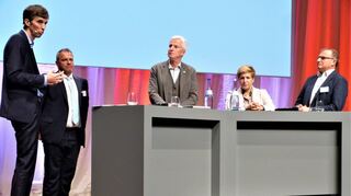Mit der Fortschreibung des Flächennutzungsplans beschäftige sich die Bürgerinitiative „pro Region“ beim Vortragsabend mit Diskussion, an der sich Professor Dr. Ing. Stefan Siedentop, Oberbürgermeister Klaus Holaschke, Uwe Ralf Heer, Ministerin Nicole Razavi und Verbandsdirektor Klaus Mandel (von links) beteiligten.
