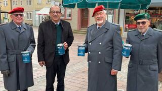 Reservisten und Freiwillige aus Buchen, Hardheim und Walldürn, unterstützt von BM Roland Burger, eröffneten am Buchener Marktplatz die derzeit laufenden Sammlungen der Deutschen Kriegsgräberfürsorge.