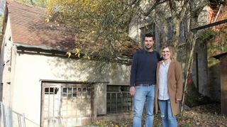 Nico und Helen Kaufmann vor dem Nebengebäude der Kettenmühle. Auf die beiden wartet viel Arbeit, bis sie ihren Lebenstraum verwirklicht haben.
