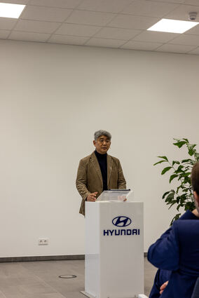 mid Hösbach - Wang Chul Shin, Präsident und CEO der Hyundai Motor Deutschland GmbH bei seiner Begrüßungsrede.
