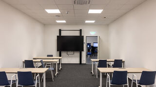 mid Hösbach - Die Schulungsräume sind modern ausgestattet und verfügen über große Touch-Displays - hier kann die Schulung interaktiver durchgeführt werden.