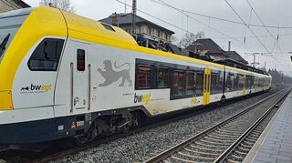 „Go ahead“, wie auf Zügen der Frankenbahn zu lesen ist, heißt übersetzt fortfahren. Viele Verbindungen fallen allerdings derzeit aus.