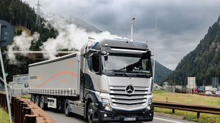 mid Groß-Gerau - Ein Mercedes-Benz GenH2 Truck Prototyp hat seine ersten Höhenerprobungen auf öffentlichen Straßen absolviert. Ein Schwerpunkt der Erprobungsfahrten: die Überquerung des Brennerpasses.