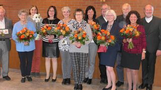 Beim Chorfest des katholischen Kirchenchors St. Elisabeth Bestenheid wurde am Sonntag Dirigent Dieter Bender (links) nach 30 Jahren Leitung des Chors verabschiedet. Zudem ehrte man zahlreiche aktive Sängerinnen und Sänger für ihre Treue.