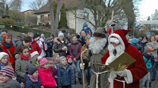 Auch der Nikolaus wird den Kindern auf dem Höpfemer Weihnachtsmarkt wieder einen Besuch abstatten.