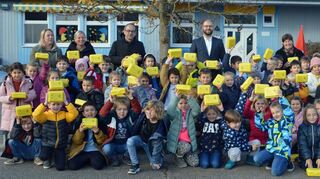 Bürgermeister Burger und Beigeordneter Laber verteilten die Bio-Brotboxen an der Jakob-Mayer-Grundschule (Bild). Bekommen haben die Brotboxen alle Grundschüler in Buchen.