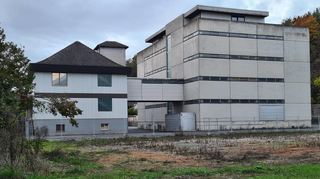 Das ehemalige Seubert-Areal wird nun von der Stadt verkauft. Entstehen soll in dem Hochhaus Wohnbebauung. Das vorgelagerte Gebäude soll durch einen Neubau ersetzt werden.