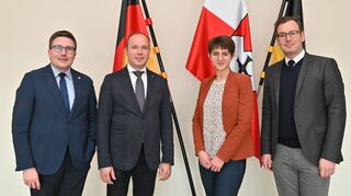 Landrat Christoph Schauder empfing den neuen Leiter des Landwirtschaftsamtes, Marcus Köhler. Die bisherige kommissarische Amtsleiterin Jennifer Düchs und der Erste Landesbeamte und zuständige Dezernent Florian Busch freuen sich auf die Zusammenarbeit.