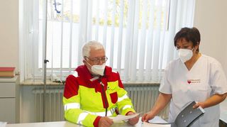 Notarzt Dr. Athanasios Papageorgiou und Schwester Silvia Schrempf in der neuen Notfallpraxis des Hardheimer Krankenhauses.
