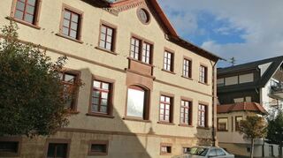 Im alten Schulhaus in Schweinberg sollen Wohnungen entstehen. Der Bauantrag war Thema im Ortschaftsrat.