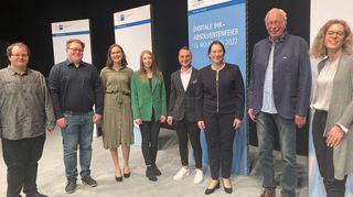 Die Präsidentin der IHK Heilbronn-Franken, Kirsten Hirschmann (Dritte von rechts) und die Leiterin der Berufsbildung, Claudia Scheunpflug (rechts) zeichneten bei der Absolventenfeier aus (von links): den Landesbesten Michel Förch aus Bad Mergentheim, Ausbildung zum Elektroniker Data Modul Weikersheim, Robin Alber aus Heilbronn, Mechatroniker, Tabea König aus Seckach, Profilbeste Weiterbildung zur Handelsfachwirtin, Landesbeste Kira Krauter aus Kirchberg, Kauffrau im Gesundheitswesen, Felix Schinagel aus Kirchheim, Weiterbildung zum Technischen Betriebswirt. Prüfer Michael Münch (Zweiter von rechts) erhielt die Goldene Ehrennadel.