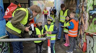 Schülerinnen und Schüler der Grundschule Stadtmitte beteiligen sich am Fußverkehrs-Check in Bad Mergentheim.