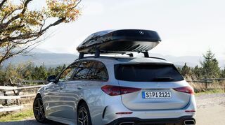 mid Groß-Gerau - Die neuen Mercedes-Benz Dachboxen bieten mehr Volumen und sind an ihrem Stern vorne und hinten als Zubehör zur Marke schnell zu erkennen.