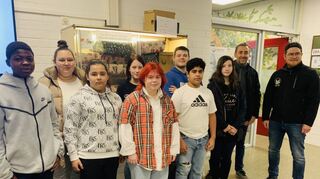 Die Klassensprecher der Eduard-Mörike-Schule Bad Mergentheim überreichen ihre Pakete an die Mitarbeiter des Round Table Tauberbischofsheim.