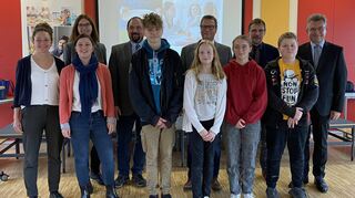 Die Hauptveranstaltung zum Tag der Schulverpflegung fand an der Schule am Limes in Osterburken statt. Mit dabei waren Peter Hauk, MdL, Landrat Dr. Achim Brötel, Bürgermeister Jürgen Galm und Schulleiter Bernhard Klenk. Einige Schüler hatten auch Fragen an den Minister vorbereitet.