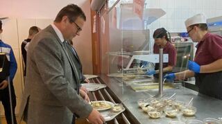 Nach der Veranstaltung gab es Mittagessen in der Mensa der Schule am Limes. Auch Minister Peter Hauk, MdL, ließ es sich schmecken.