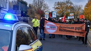 Rund 280 Bürger beteiligten sich am Protestmarsch des „Netzwerks gegen Rechts“ Main-Tauber gegen die AfD-Veranstaltung mit Björn Höcke am Freitagabend in der Assamstadter Asmundhalle.