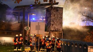 Mit einem Großaufgebot eilte die Freiwillige Feuerwehr Bad Mergentheim am Freitag gegen 16.30 Uhr zur Tiefgarage „Altstadt Mitte“. Ein Auto hatte im Untergeschoss Feuer gefangen. Der Brand breitete sich rasch aus. Große Rauchwolken bahnten sich ihren Weg ins Freie (die Entlüftungsanlage wirkte wie ein Schlot) und waren in der ganzen Stadt sichtbar. Menschen wurden nicht verletzt und ein Hund gerettet.