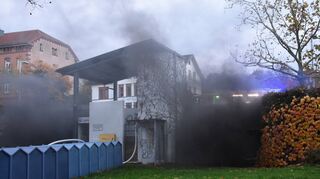 Schwarze Rauchwolken quollen aus der zentralen Bad Mergentheimer Tiefgarage „Altstadt Mitte“ am Freitagnachmittag ab 16.30 Uhr hervor.