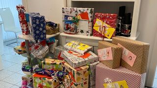 Die ersten Päckchen, die beim Weihnachtszauber in der Laudaer Rathausgasse an bedürftige Kinder überreicht werden, sind bereits bei den Organisatorinnen Beatrix Wendt und Monika Michel eingetroffen. Ab 1. Dezember wird täglich ein Türchen geöffnet.