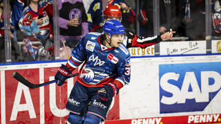 Tim Wohlgemuth schoss den 1:1-Ausgleich für die Adler, später musste er die Partie vorzeitig beenden.