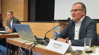 Klaus Mandel (rechts), Direktor des Regionalverbands Heilbronn-Franken, bei der Fachtagung Windkraft.