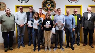 Bei der Jahreshauptversammlung der DLRG Hettingen wurden Mitglieder ausgezeichnet.